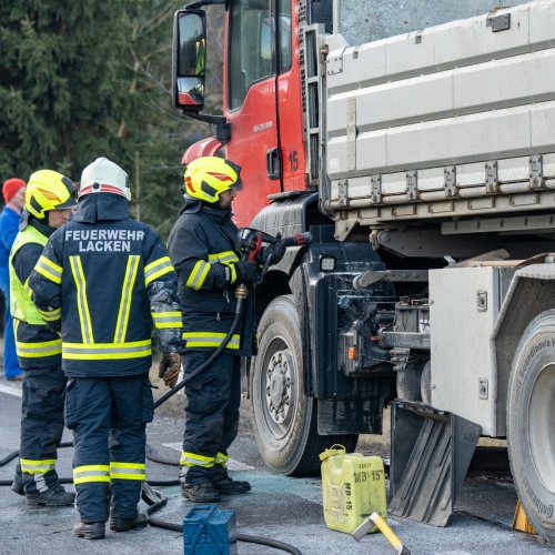 LKW-Brand auf der B 127 zwischen Lacken und Rottenegg – Fahrer konnte Feuer selbst löschen