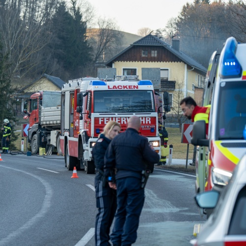 LKW-Brand auf der B 127 zwischen Lacken und Rottenegg – Fahrer konnte Feuer selbst löschen