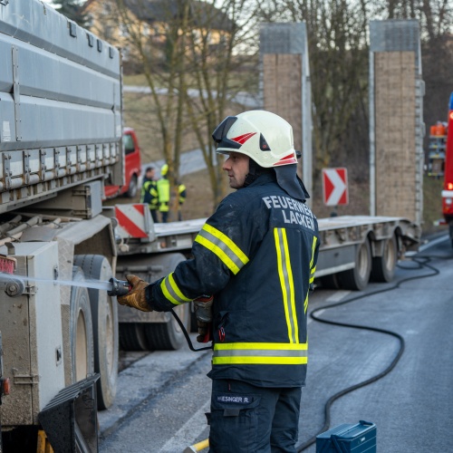 LKW-Brand auf der B 127 zwischen Lacken und Rottenegg – Fahrer konnte Feuer selbst löschen